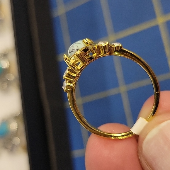 Turquoise Faux Rhinestone Gold Tone Ring Size 8.5 - Picture 4 of 4